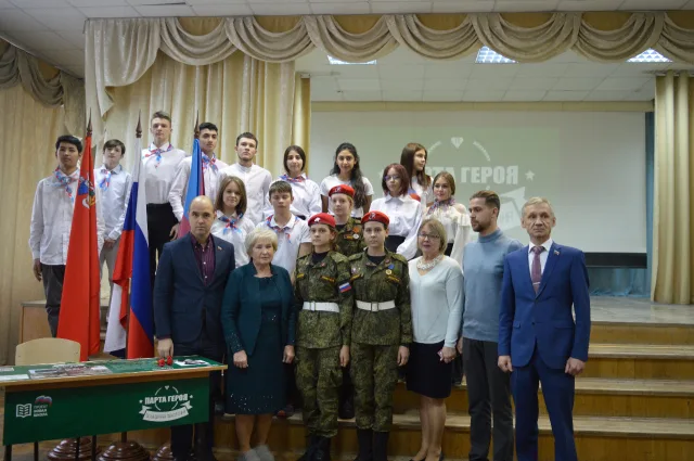 Депутат Мособлдумы поучаствовала в мероприятии по установке Парты Героя в школе Люберец