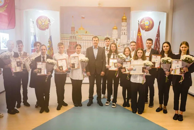 Владимир Волков вручил юных жителям Люберец первые паспорта гражданина РФ