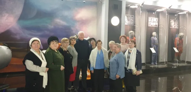 В Люберцах организовали экскурсию для пенсионеров на заводе по производству скафандров