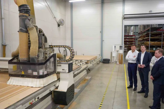 Владимир Волков посетил предприятие по производству кухонной мебели в Люберцах