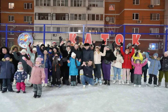 Во дворе Люберец открыли новый ледовый каток
