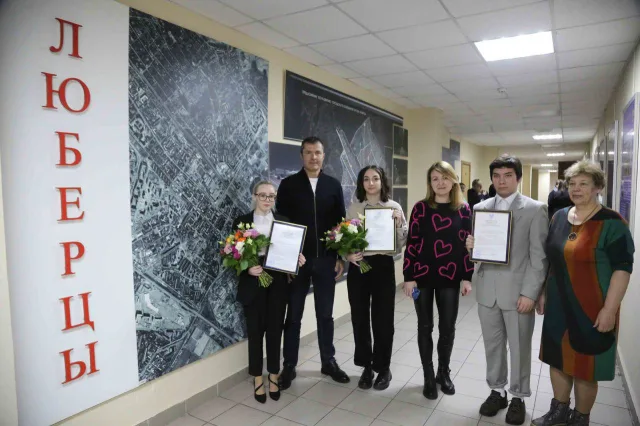 Владимир Волков вручил жилищные сертификаты трём детям-сиротам Люберец