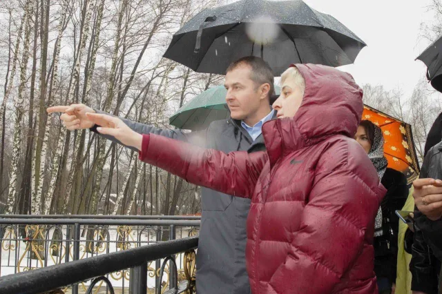 Владимир Волков проверил ход выполнения работ по очистке озера в парке поселка Люберец