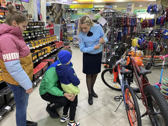 Полицейские во время акции напомнили жителям Люберец правила катания на велосипедах