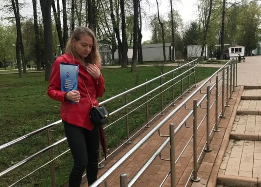 Партийцы проверили доступность Центрального парка Люберец для маломобильных граждан
