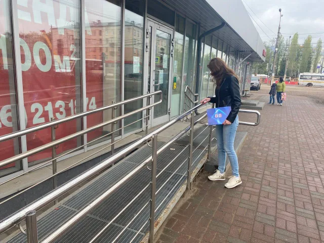 Партийцы проверили объекты торговли Люберец на доступность для маломобильных граждан