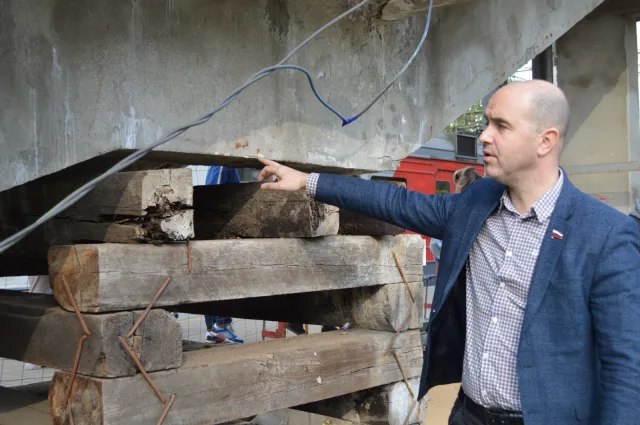 Партийцы Люберец проверили надежность временной опоры моста на ж/д платформе «Ухтомская»