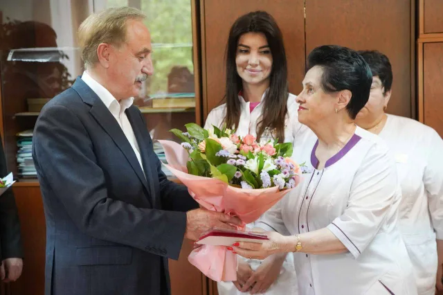 Владимир Ружицкий поздравил с 85-летием участкового врача Люберец, вручил ей знак отличия