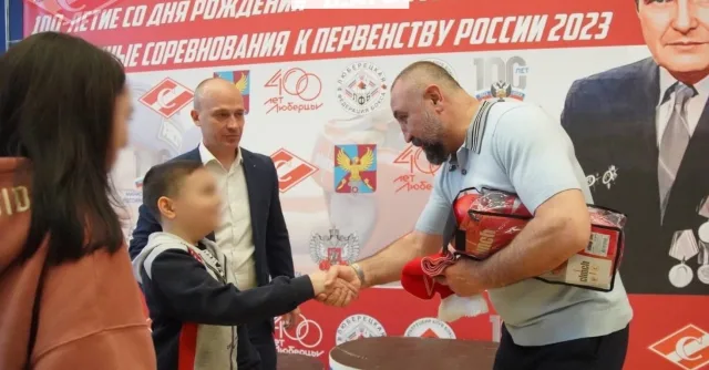 Олимпийский чемпион Александр Лебзяк вручил сыну бойца СВО из Люберец боксерские перчатки