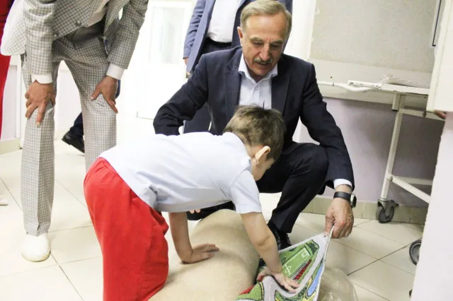 Депутаты Люберец передали в МОЦОМД напольное покрытие для игровой зоны