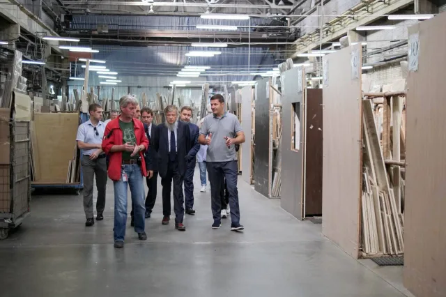 Владимир Волков ознакомился в Люберцах с производством корпусной мебели