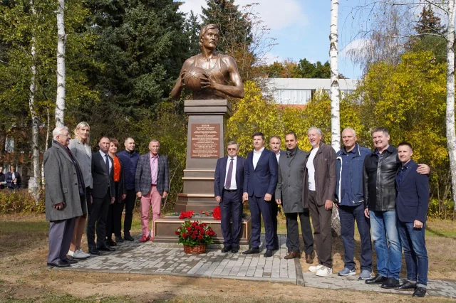 Владимир Волков принял участие в открытии бюста олимпийскому чемпиону в МГАФК