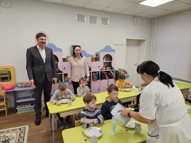 Владимир Волков проверил температурный режим в детском саду поселка Люберец