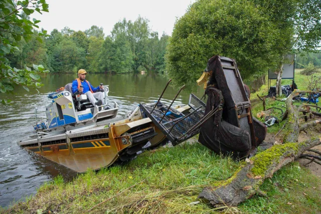 Во время очистки пруда в деревне Люберец извлекли порядка 160 кубометров отходов