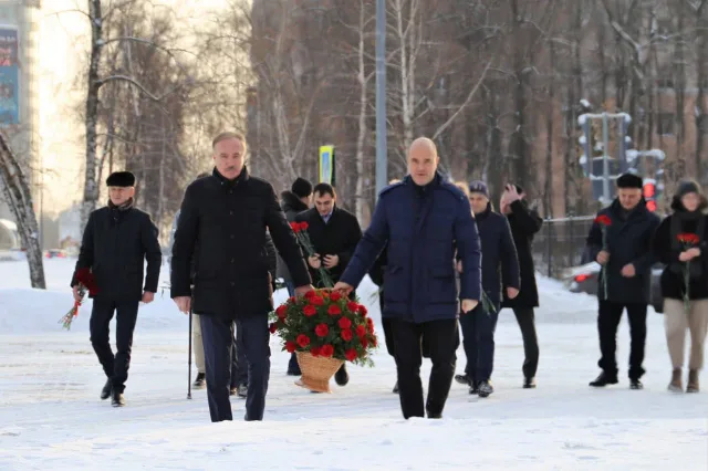 В Люберцах возложили цветы к мемориалу в память о погибших в битве за Москву