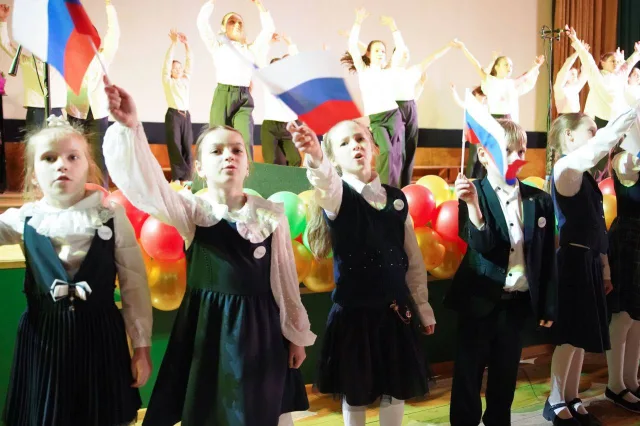 Владимир Волков поздравил коллектив гимназии поселка Люберец с 115-летием