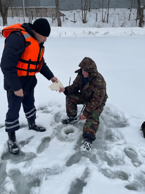 Рыбакам Люберец напомнили правила безопасного нахождения на льду водоема