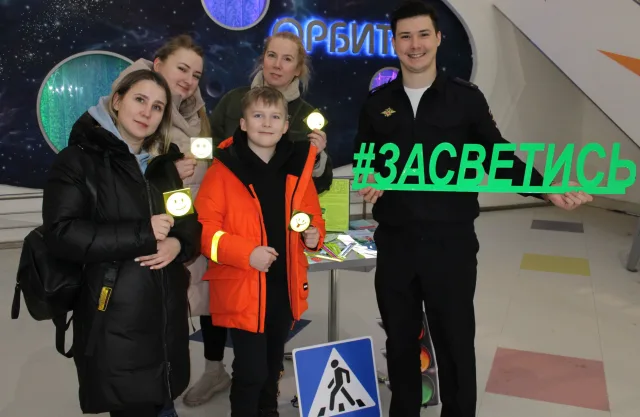 Сотрудники ГАИ во время акции рассказали жителям Люберец правила  безопасности на дорогах