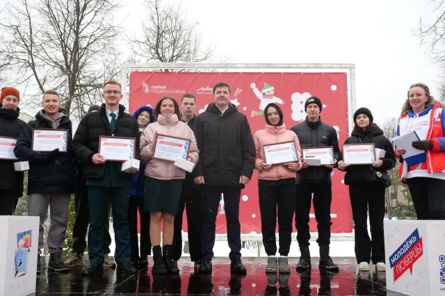 Владимир Волков поздравил студентов Люберец с праздником и вручил благодарственные письма