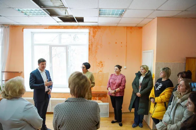 Владимир Волков обсудил с родителями отделения гимназии Люберец ремонт крыши и фасада