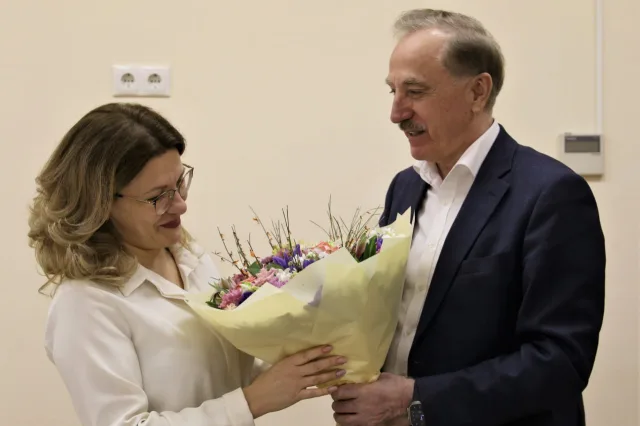 Владимир Ружицкий поздравил директора школы Люберец с днем рождения