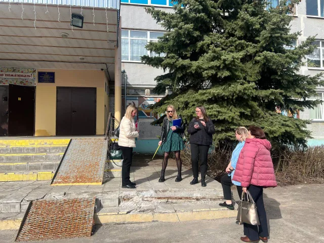 Партийцы проверили школу Люберец на доступность для маломобильных учеников