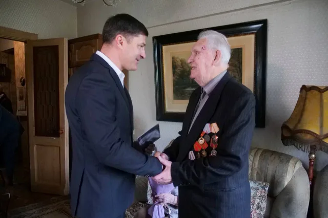 Владимир Волков поздравил с Днём Победы участника Великой Отечественной войны