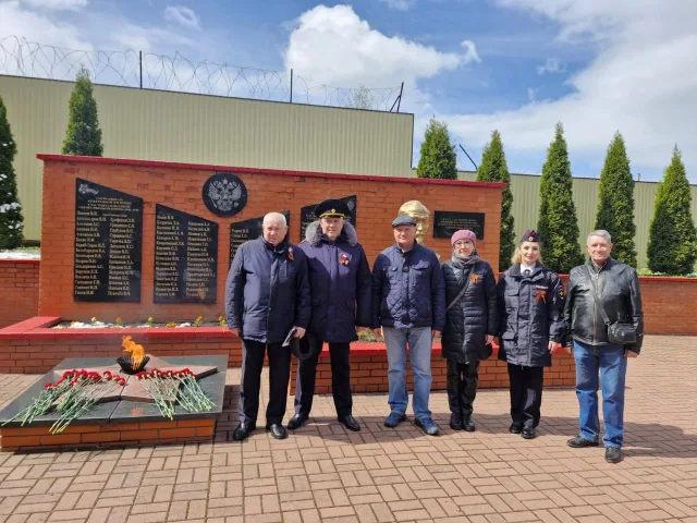 Полицейские Люберец возложили цветы к мемориалу в честь Дня Победы