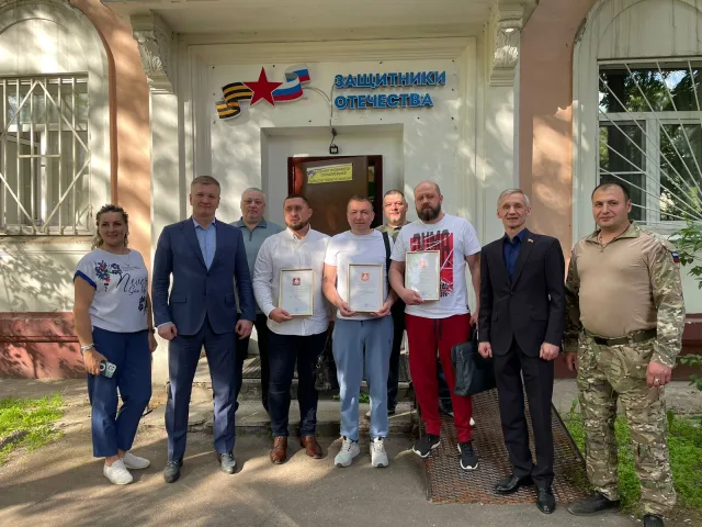 Дмитрий Дениско вручил благодарности волонтерам из Люберец, которые помогают бойцам СВО