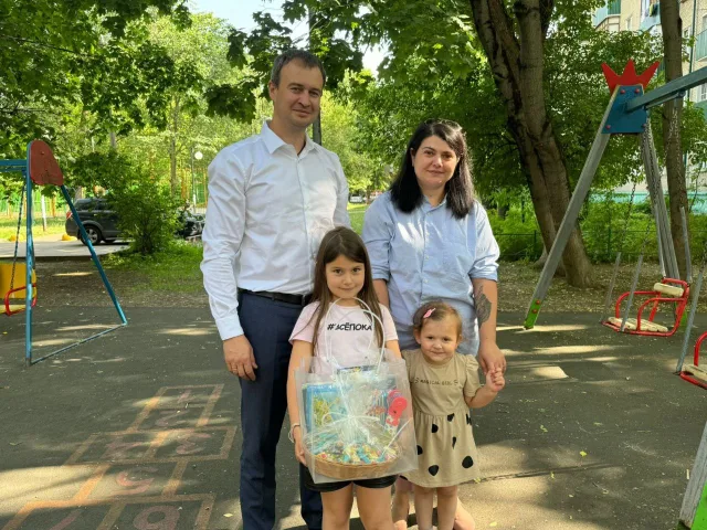 Депутат Люберец поздравил с Днем защиты детей семьи военнослужащих СВО