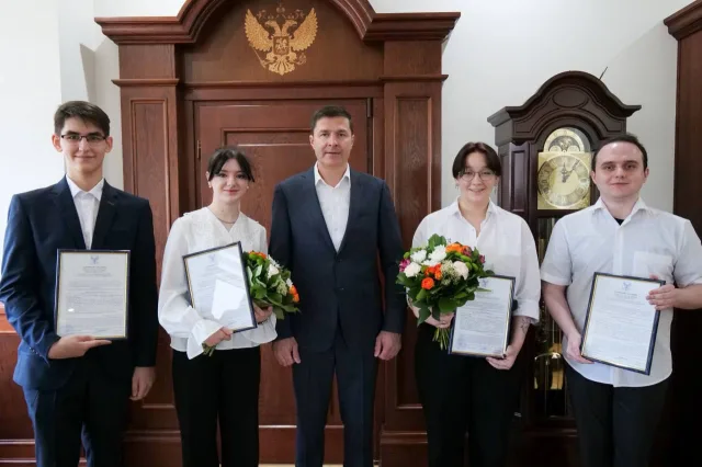 Владимир Волков вручил жилищные сертификаты четырем детям-сиротам из Люберец