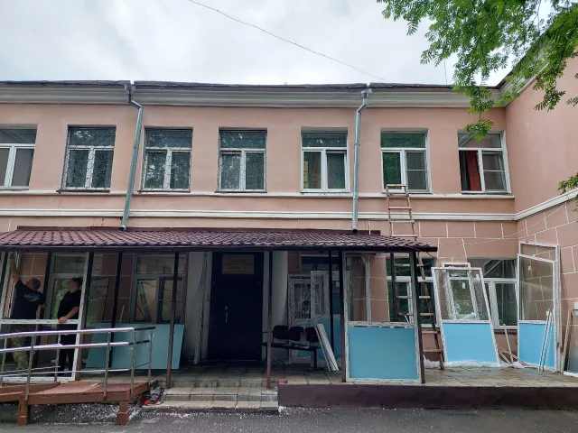 В детской музыкальной школе №2 Люберец проходит ремонт входной группы, гардероба и коридора первого этажа