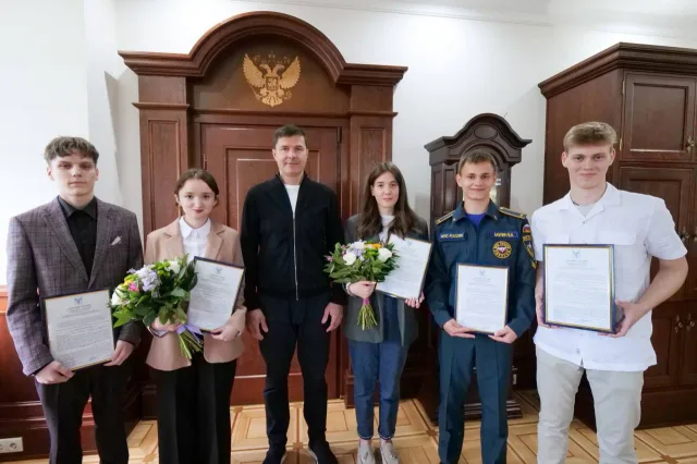 Владимир Волков вручил жилищные пять сертификаты детям-сиротам из Люберец