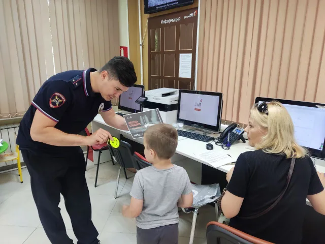 Сотрудники ГАИ в МФЦ Люберец разъяснили посетителям важность соблюдения скоростного режима