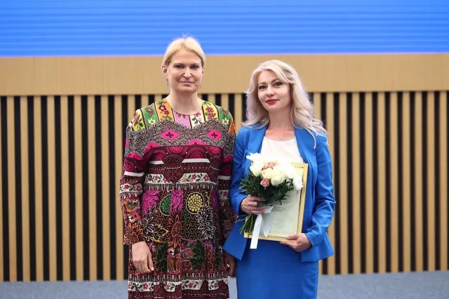 Директору ЦБ им. С. Есенина Люберец вручили награду за работу на выборах