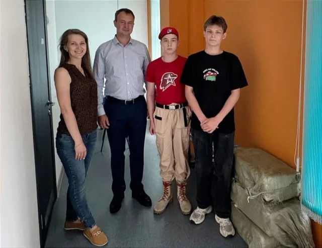 Депутат Люберец передал юнармейцам воск для изготовления окопных свечей