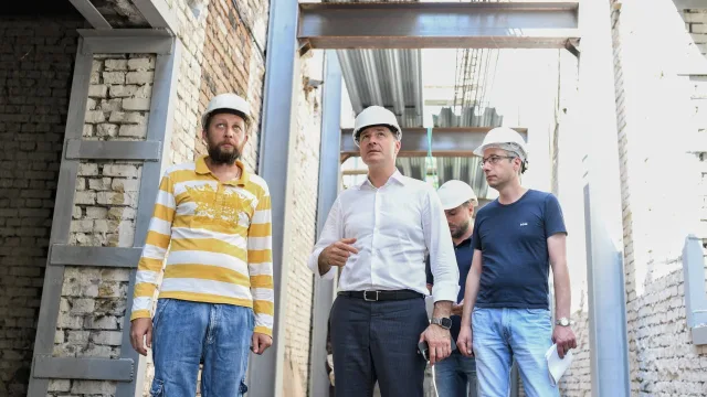 Владимир Волков проверил работы по капитальному ремонту гимназии в поселке Люберец