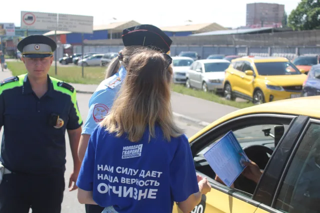 Сотрудники ГАИ во время акции напомнили жителям Люберец правила безопасной перевозки детей