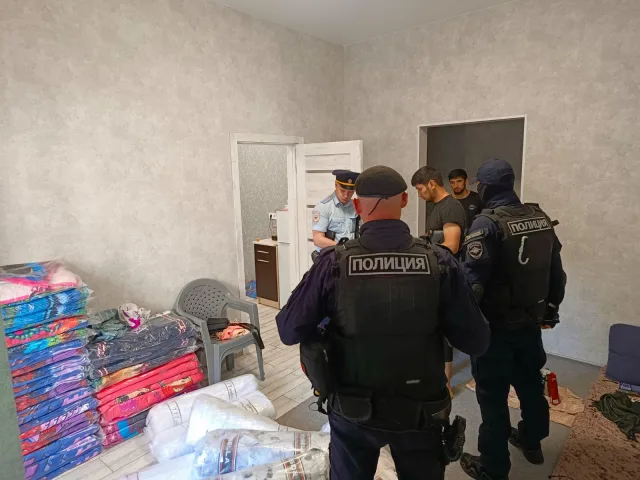 По итогам рейда в поселке Люберец более 20 иностранцев доставили в полицию