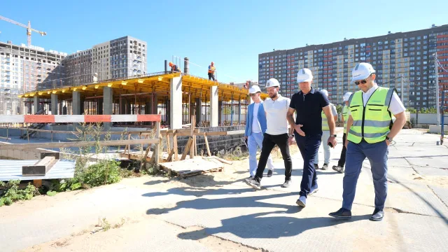Владимир Волков проверил ход строительства поликлиники в п. Мирный