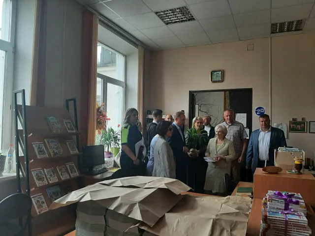 Лидия Антонова передала недостающую литературу в гимназию Люберец