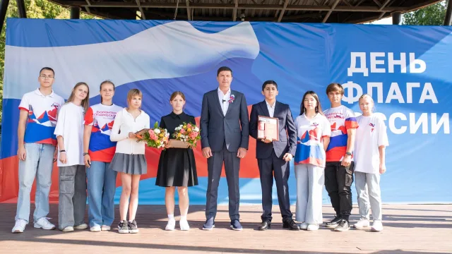 Владимир Волков поздравил люберчан с Днём государственного флага России