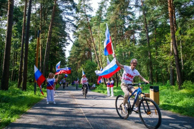 Масштабный велопробег прошёл в Томилинском лесопарке в честь Дня государственного флага