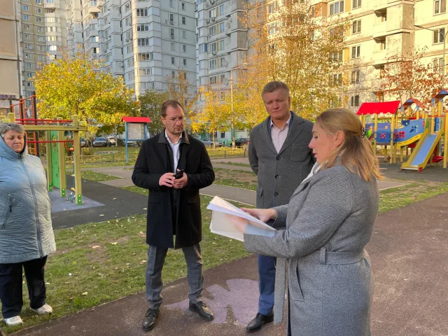 Дмитрий Дениско разъяснил жителям поселка Люберец порядок смены управляющей компании