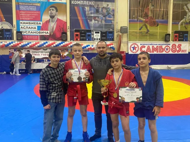 Пять медалей разного достоинства завоевали люберецкие самбисты на турнире, посвящённом Дню отца