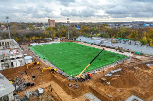 На стадионе «Торпедо» в Люберцах уложили искусственный газон