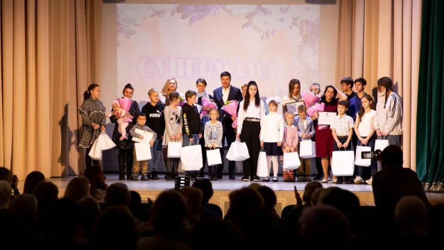 Владимир Волков поздравил матерей Люберец с праздником