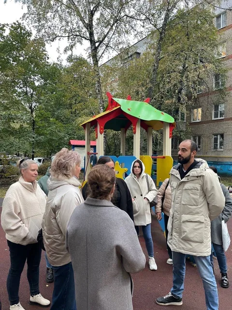 Партийцы проверили состояние детской площадки в Люберцах