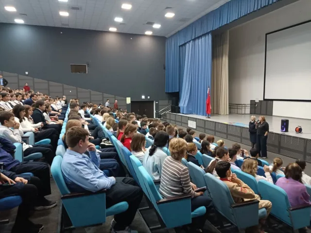 Сотрудники полиции провели лекцию в школе Люберец