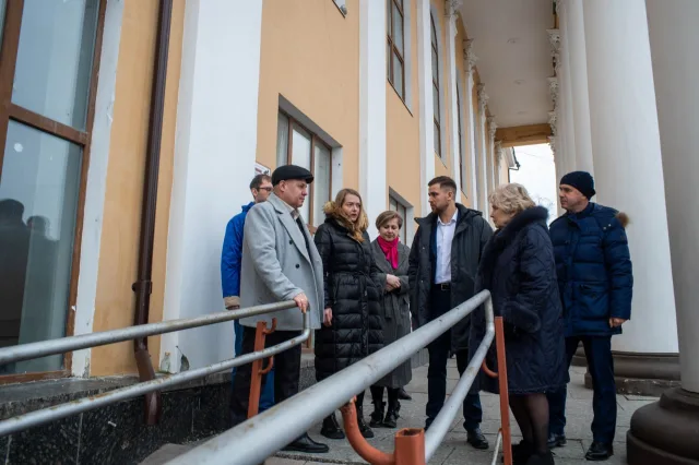 Актив «Единой России» проверил доступность Дворца культуры Люберец для маломобильных граждан